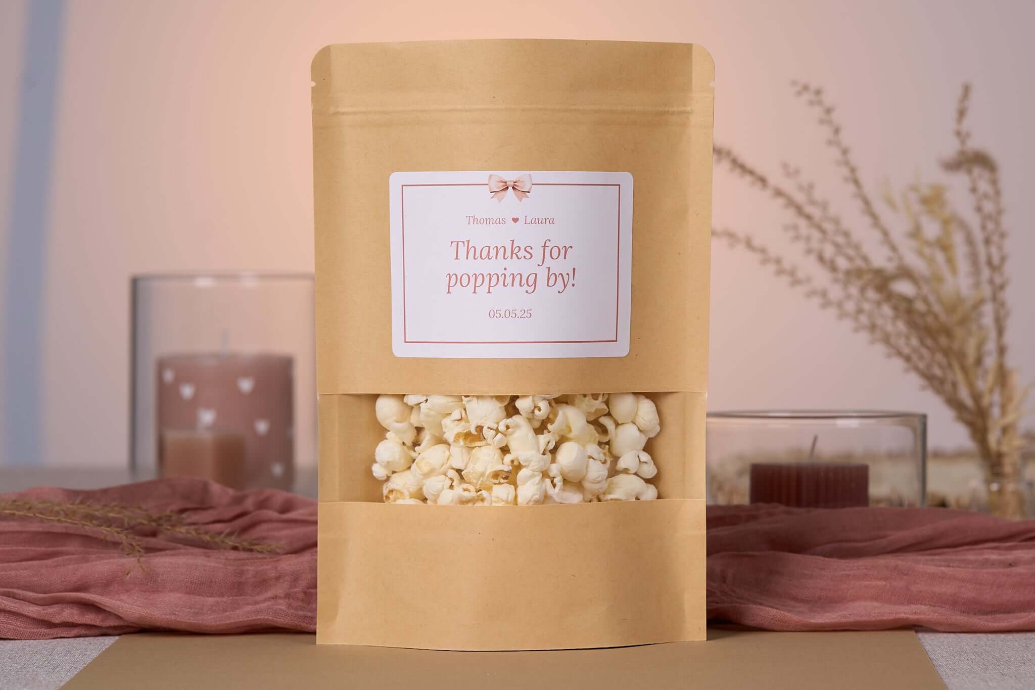 Hero image Studio Miron – popcorn bedankje in kraft zakje met gepersonaliseerd label voor bruiloft of babyshower