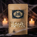 Halloween uitdeelzak kraft met “Poison Inside”-label gevuld met popcorn – Studio Miron