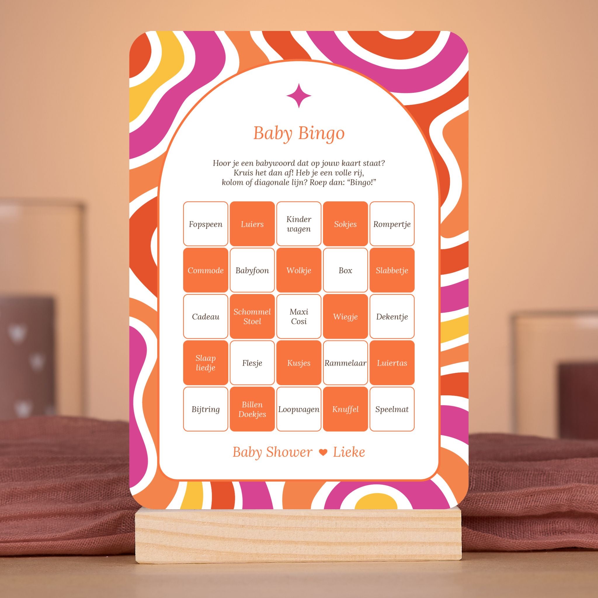 Baby Bingo kaart in Flower Power stijl in rood, paars, oranje en geel – sfeervolle setting met babyshower decoratie – Studio Miron