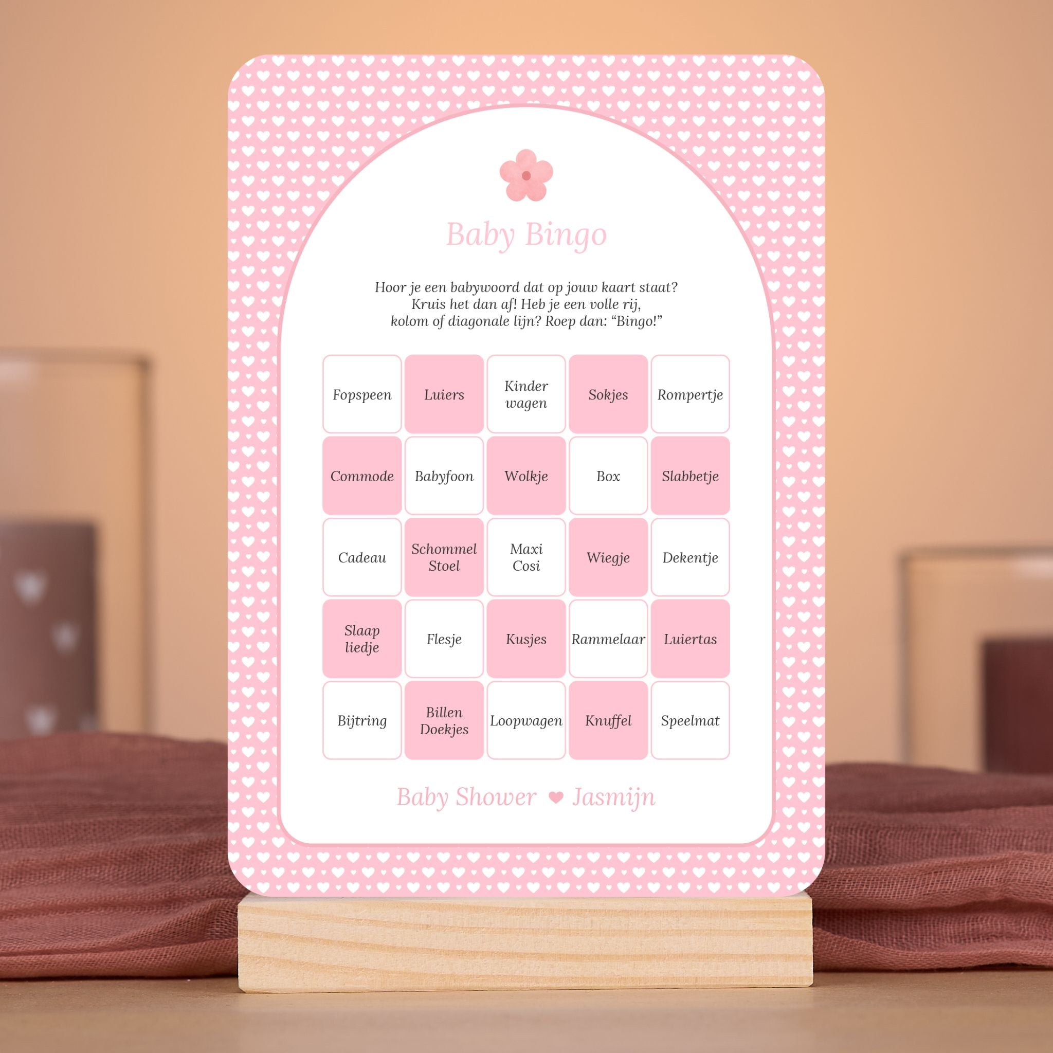 Baby Bingo kaart met witte hartjes op roze achtergrond en bloemaccent – sfeervolle setting met babyshower decoratie – Studio Miron