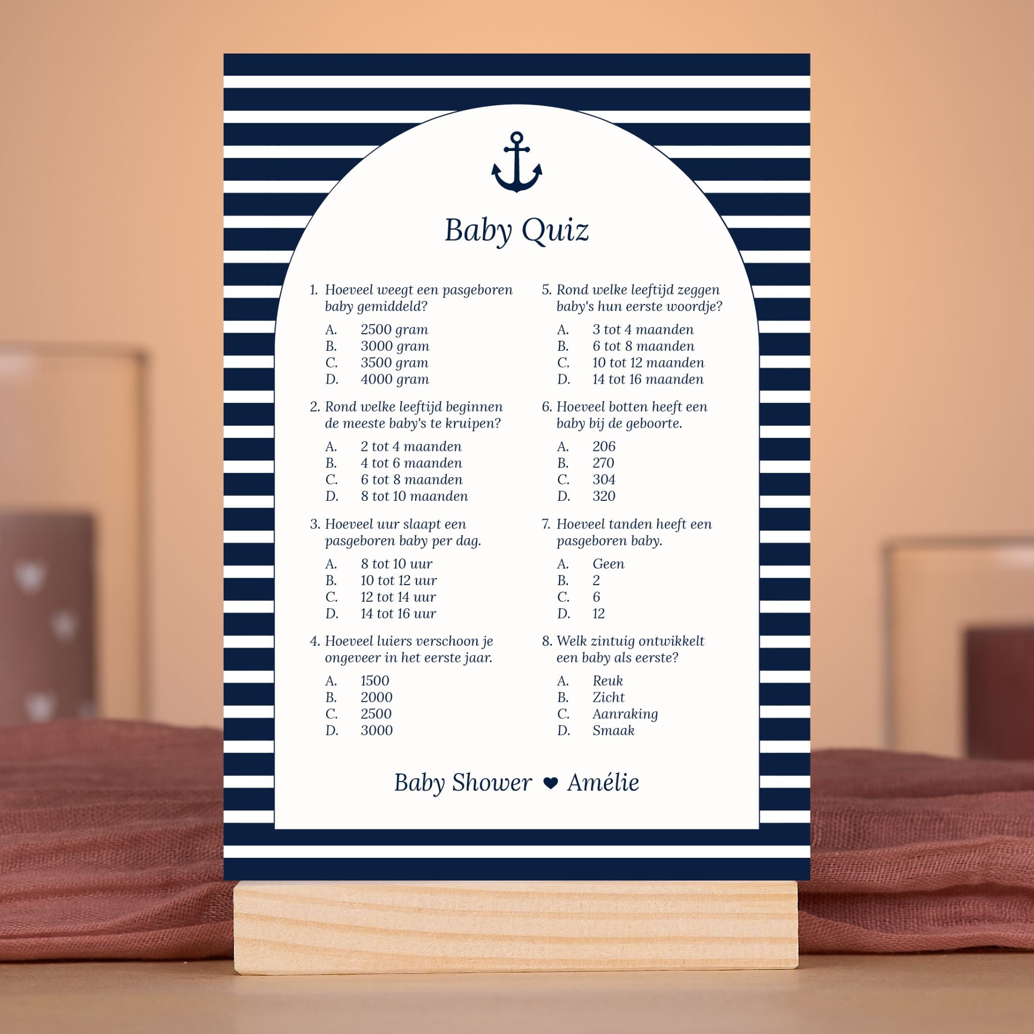 Baby Quiz kaart in Navy Blue met streepjes in sfeervolle babyshower setting met decoratie, Studio Miron
