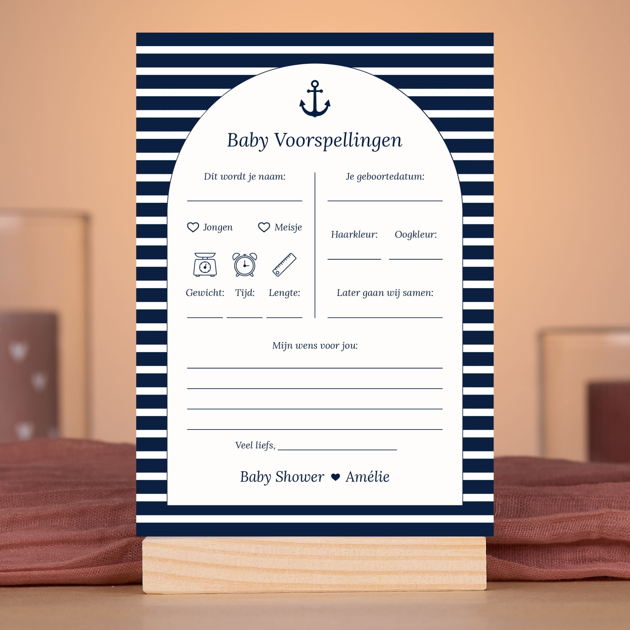 Baby Voorspellingen kaart in Navy Blue met streepjes in sfeervolle babyshower setting met decoratie, Studio Miron