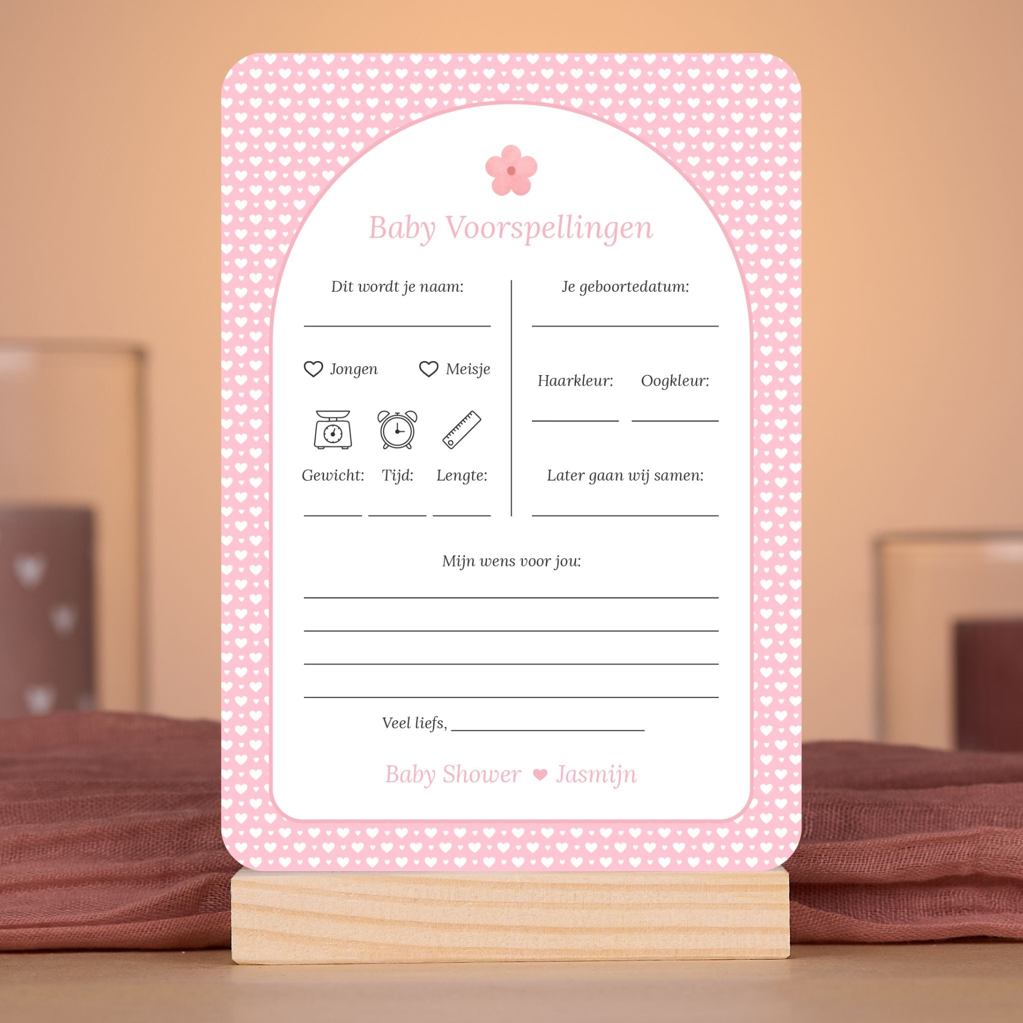 Baby Voorspellingen kaart met witte hartjes op roze achtergrond en bloemaccent – sfeervolle setting met babyshower decoratie – Studio Miron