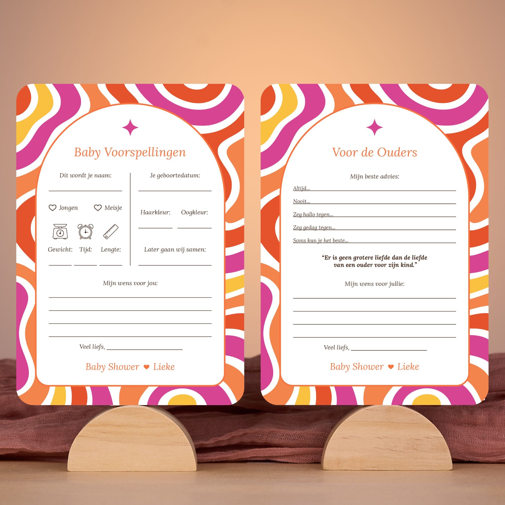 Set met Baby Voorspellingen en Voor de Ouders kaarten in Flower Power stijl in rood, paars, oranje en geel – sfeervolle setting met babyshower decoratie – Studio Miron