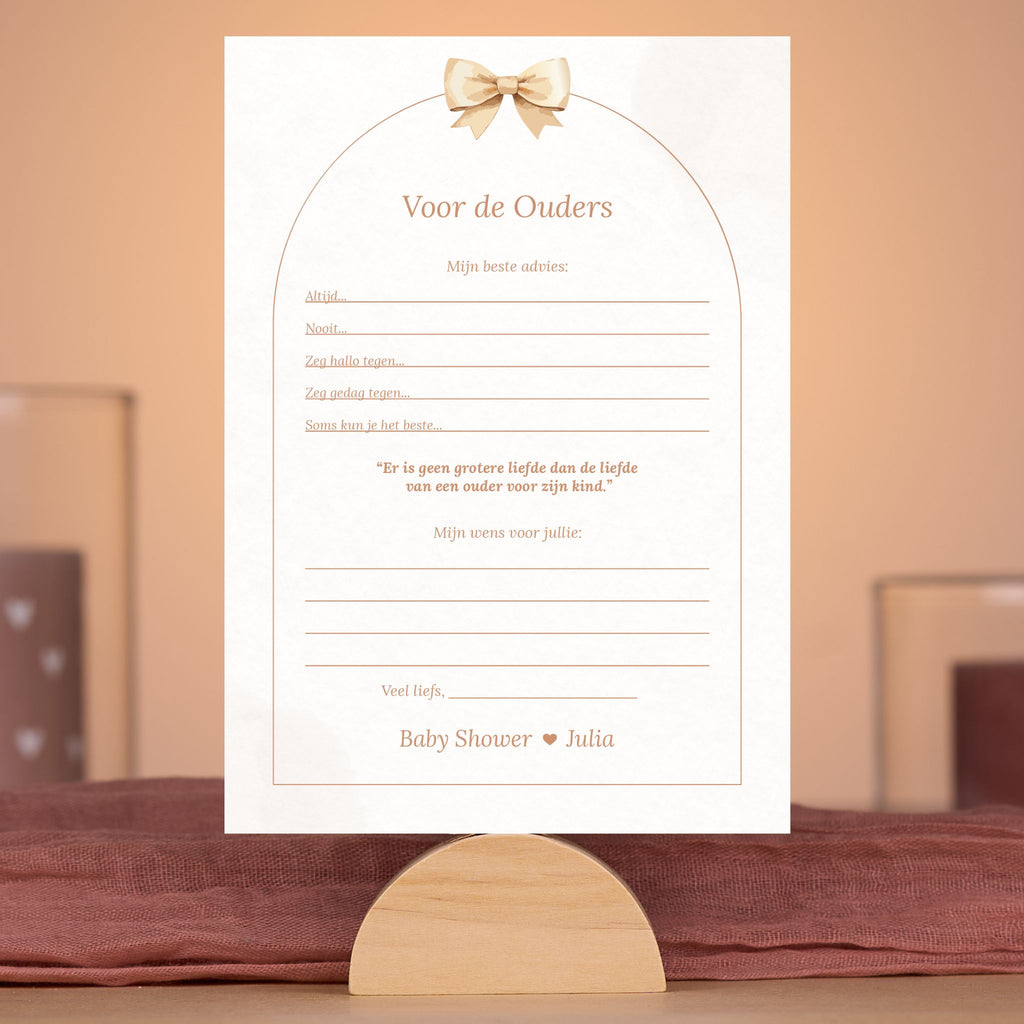 Boho babyshower invulkaart Voor de ouders met beige tinten en strik, gepersonaliseerd met naam – sfeervolle setting – Studio Miron