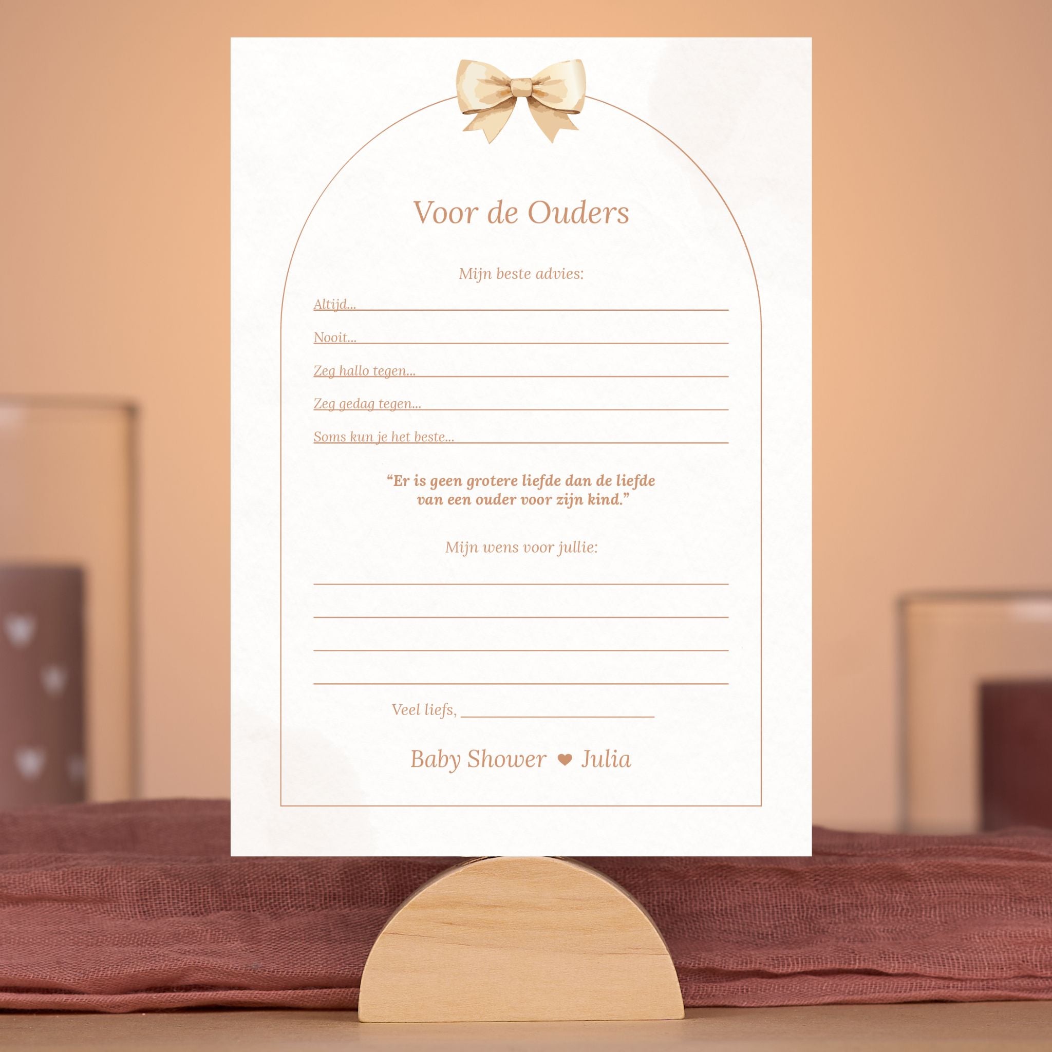 Boho babyshower invulkaart Voor de ouders met beige tinten en strik, gepersonaliseerd met naam – sfeervolle setting – Studio Miron