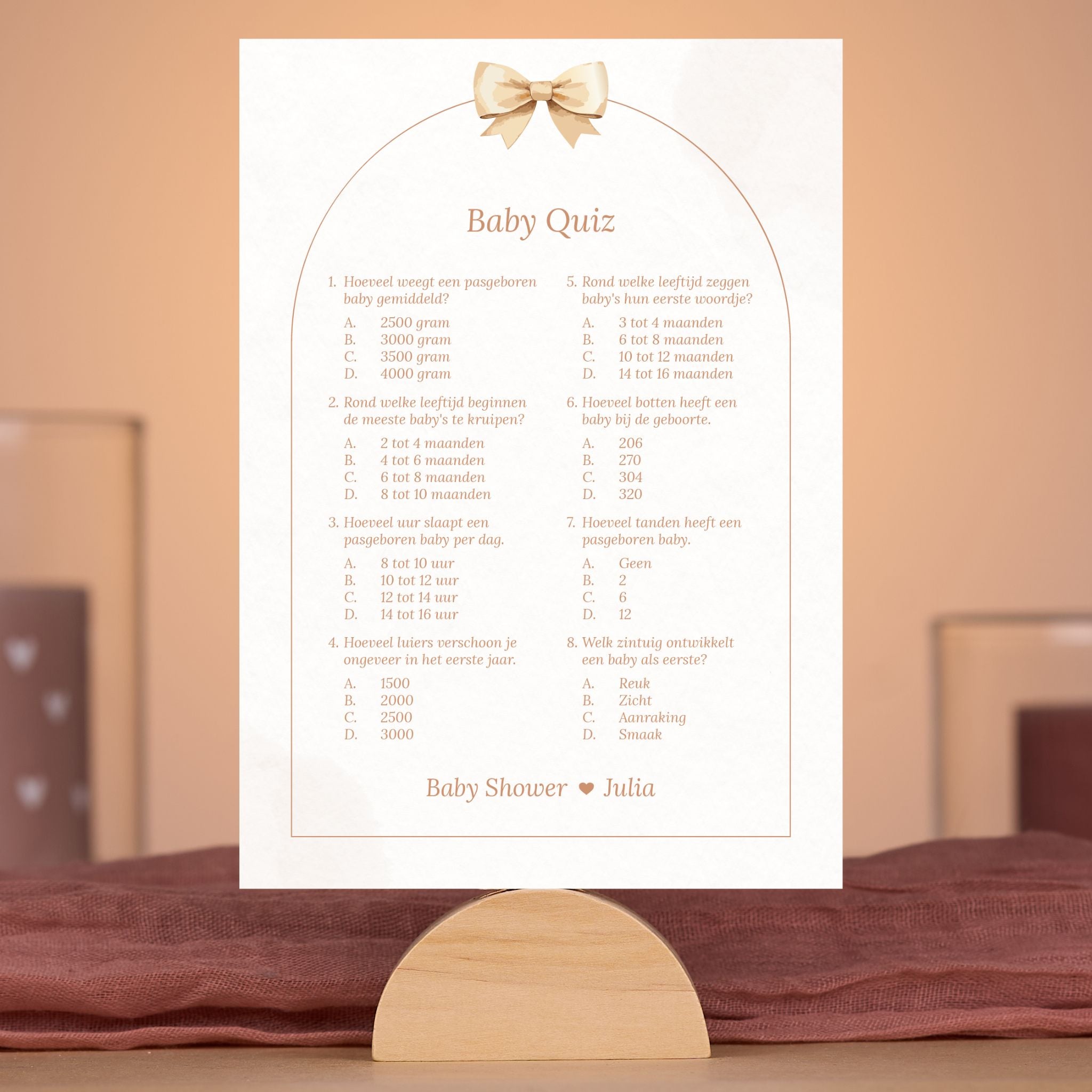Boho babyshower spelkaart Baby Quiz met beige tinten en strik, gepersonaliseerd met naam – sfeervolle setting – Studio Miron