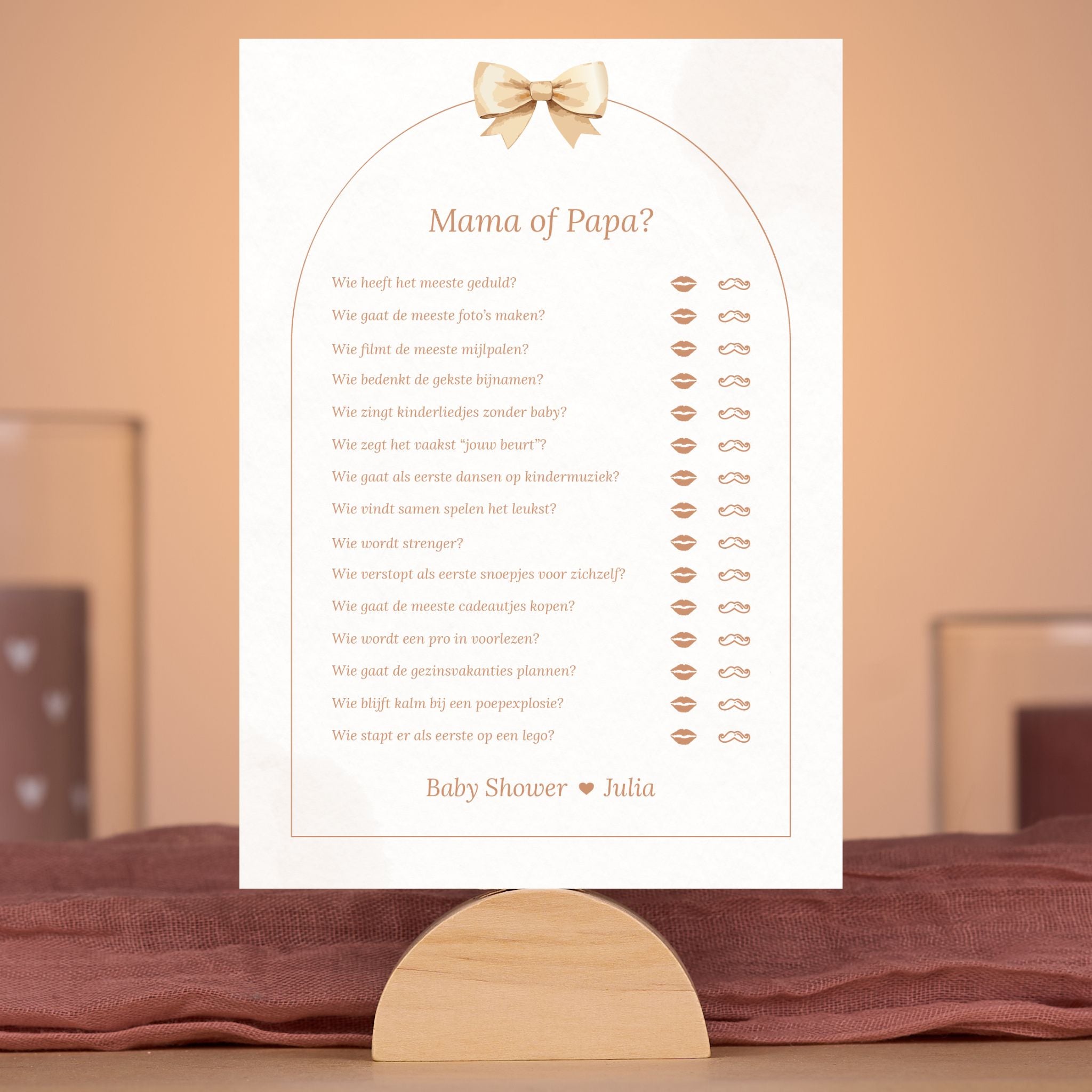 Boho babyshower spelkaart Mama of Papa met beige tinten en strik, gepersonaliseerd met naam – sfeervolle setting – Studio Miron