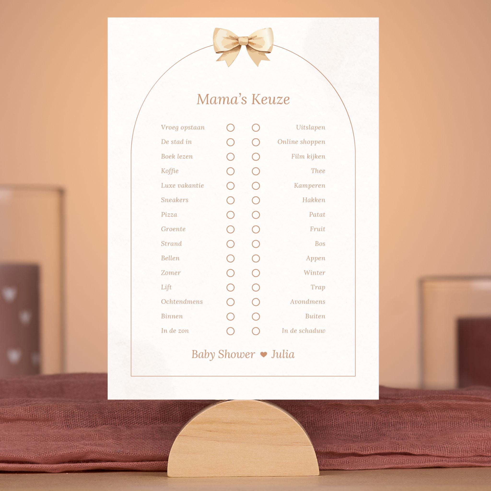 Boho babyshower spelkaart Mama’s keuze met beige tinten en strik, gepersonaliseerd met naam – sfeervolle setting – Studio Miron