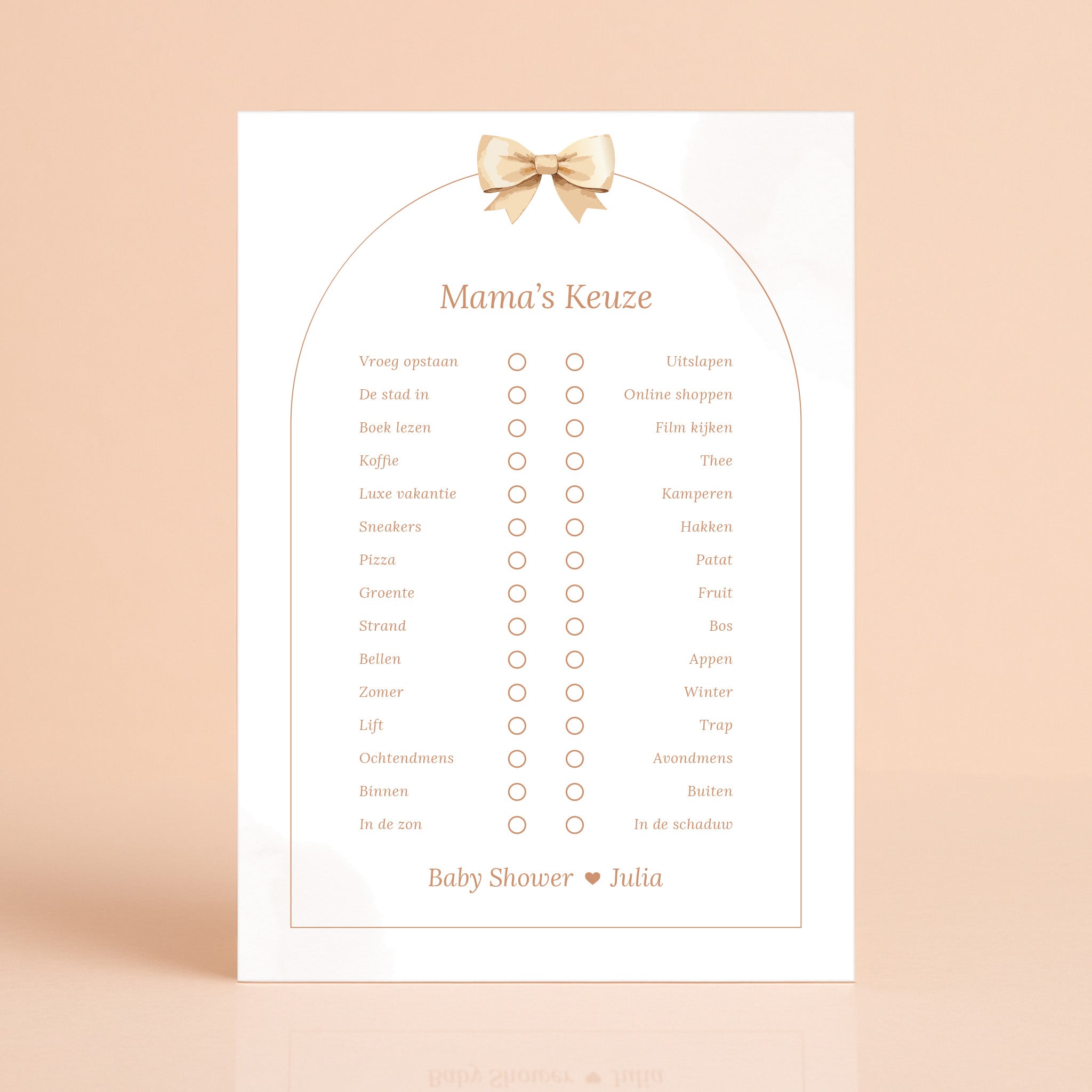 Boho babyshower spelkaart Mama’s keuze met beige tinten en strik, gepersonaliseerd met naam – Studio Miron
