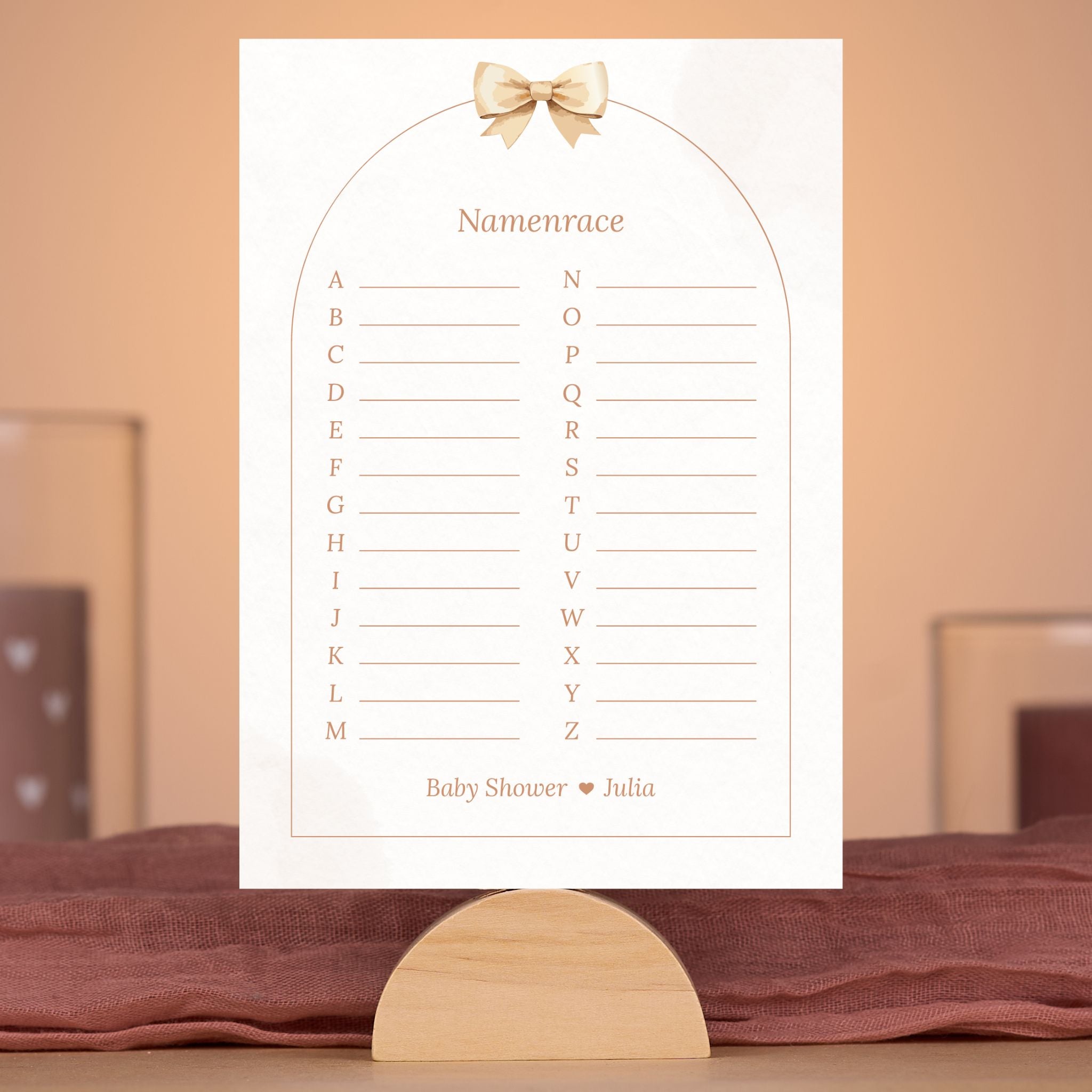 Boho babyshower spelkaart Namenrace met beige tinten en strik, gepersonaliseerd met naam – sfeervolle setting – Studio Miron