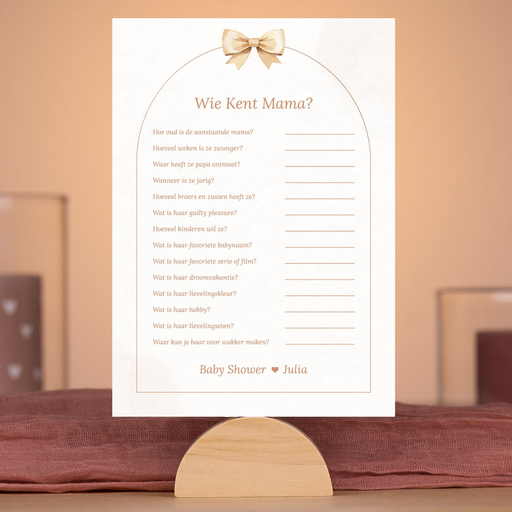 Boho babyshower spelkaart Wie kent mama met beige tinten en strik, gepersonaliseerd met naam – sfeervolle setting – Studio Miron