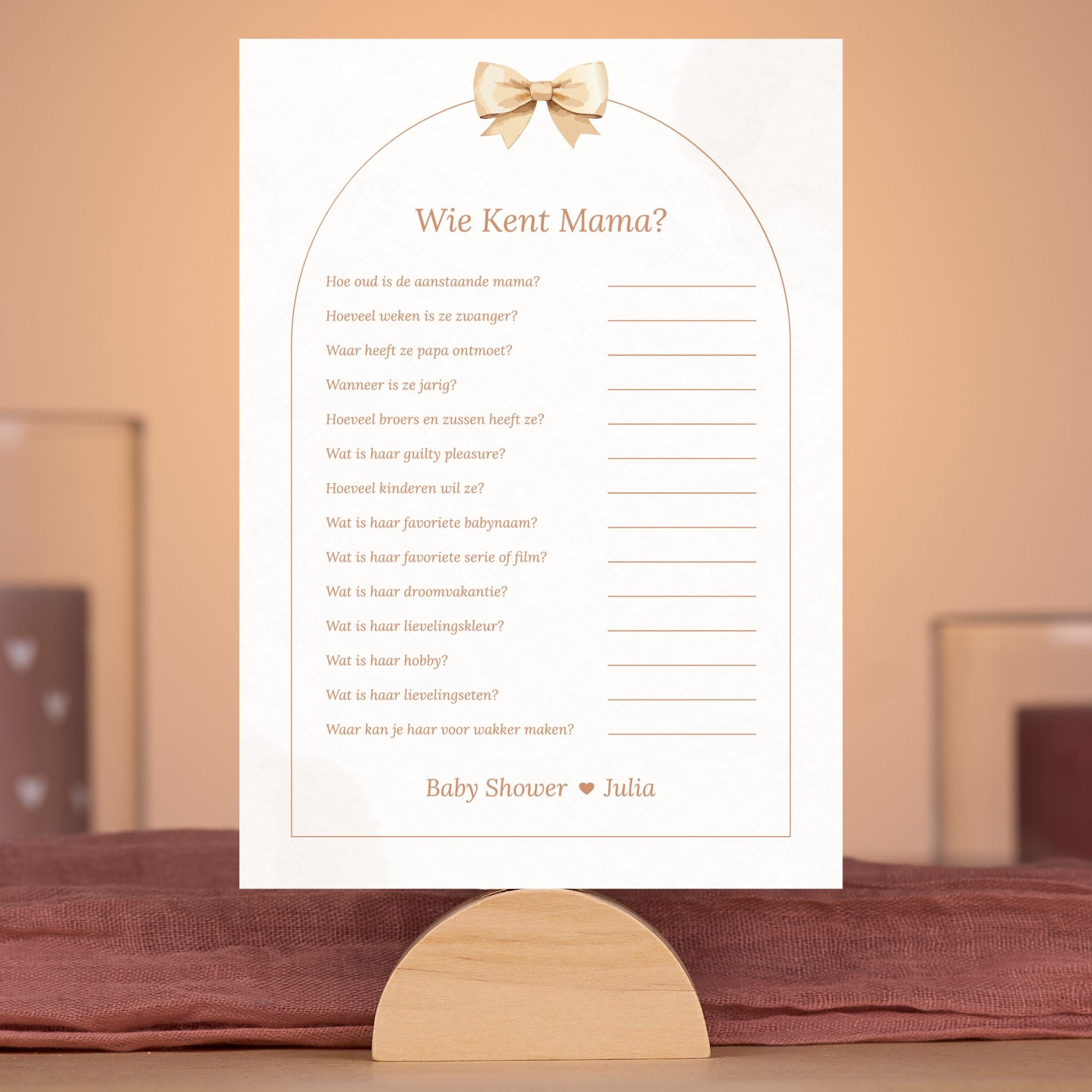 Boho babyshower spelkaart Wie kent mama met beige tinten en strik, gepersonaliseerd met naam – sfeervolle setting – Studio Miron