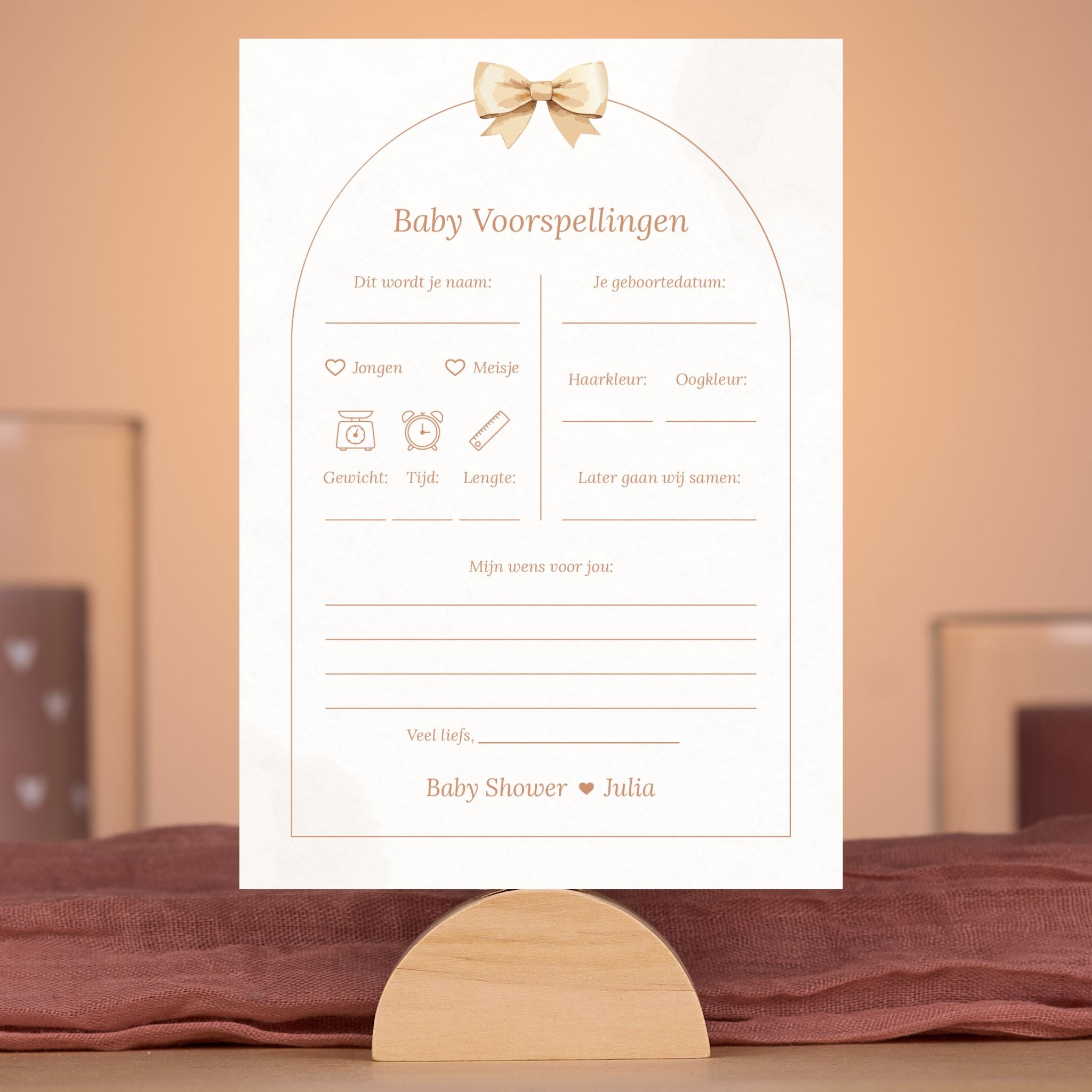 Boho babyshower voorspellingenkaart met beige tinten en strik, gepersonaliseerd met naam – sfeervolle setting – Studio Miron