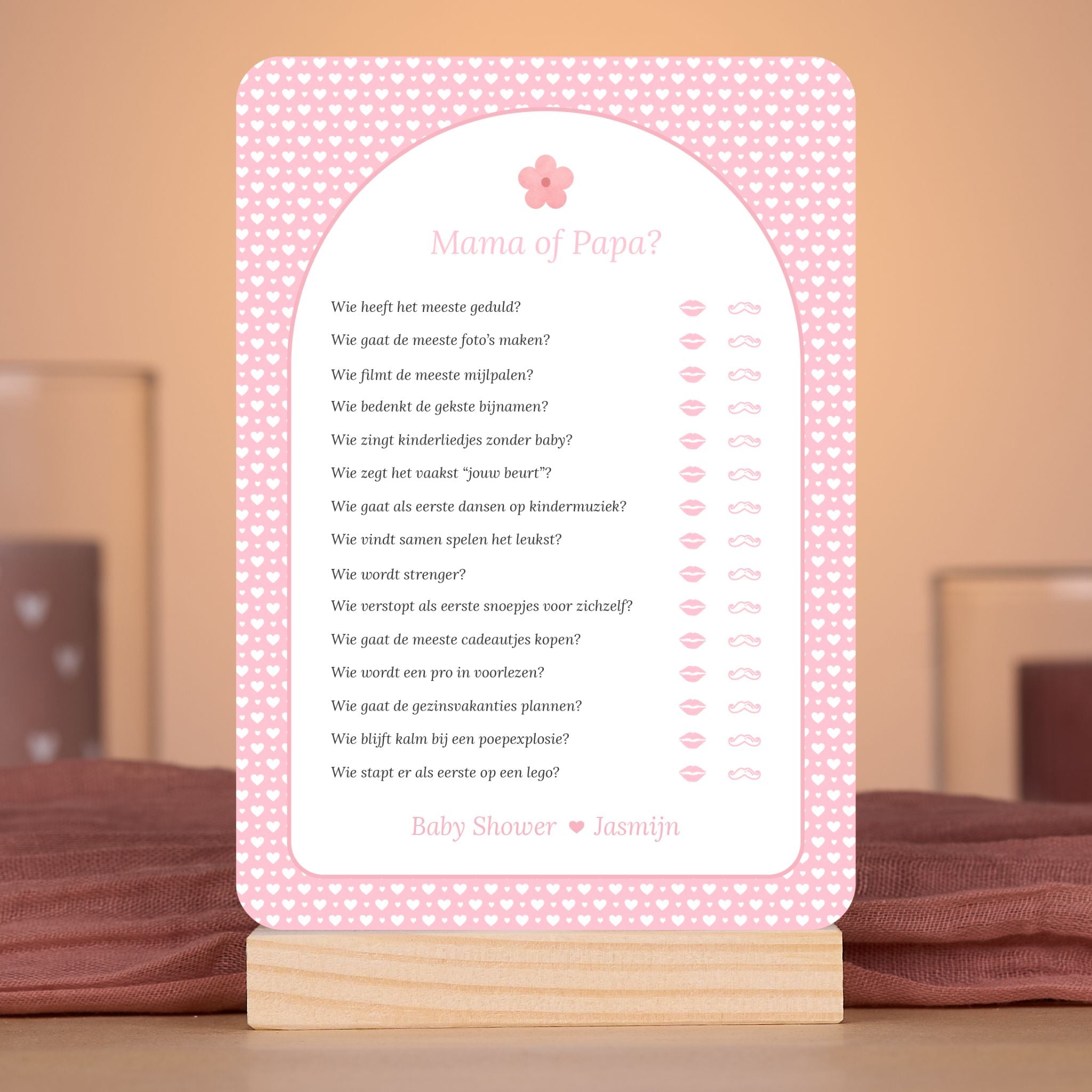 Mama of Papa kaart met witte hartjes op roze achtergrond en bloemaccent – sfeervolle setting met babyshower decoratie – Studio Miron