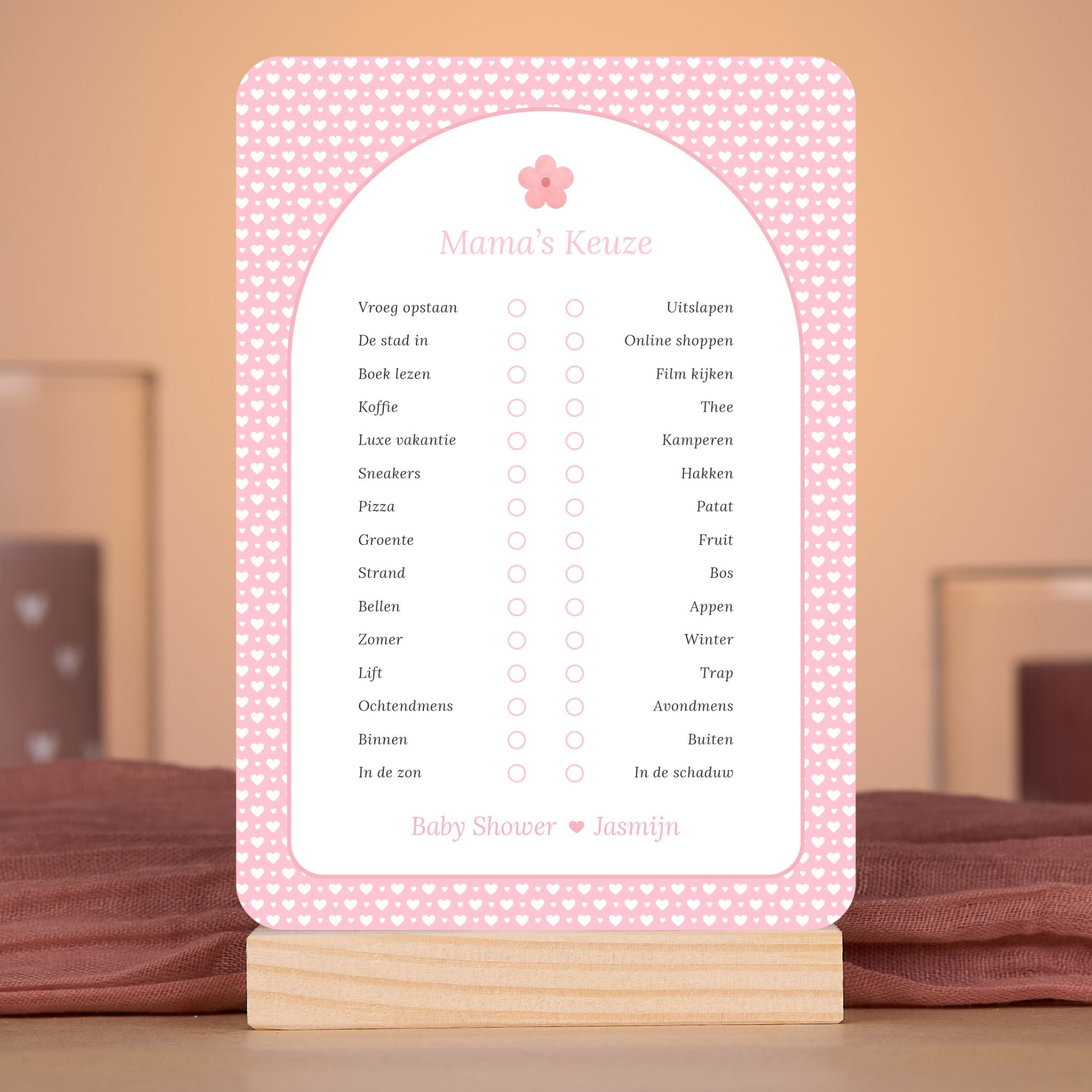 Mama’s Keuze kaart met witte hartjes op roze achtergrond en bloemaccent – sfeervolle setting met babyshower decoratie – Studio Miron