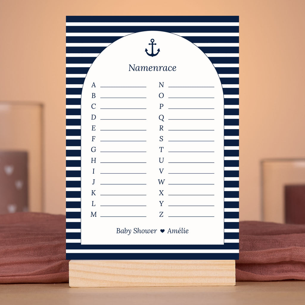 Namenrace kaart in Navy Blue met streepjes in sfeervolle babyshower setting met decoratie, Studio Miron