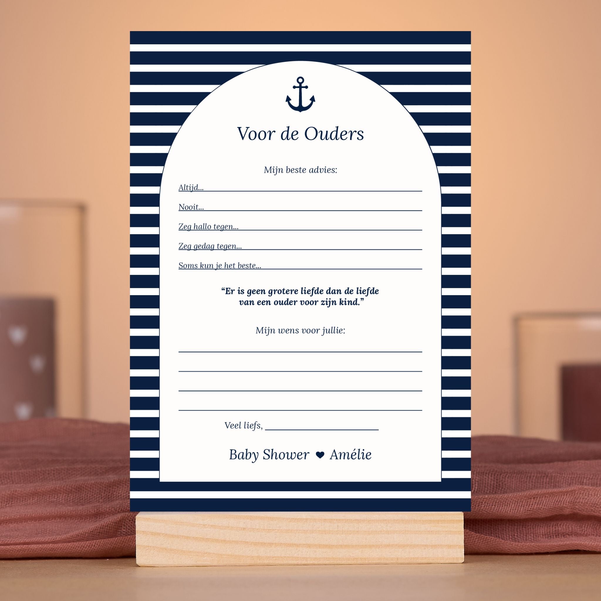 Voor de Ouders kaart in Navy Blue met streepjes in sfeervolle babyshower setting met decoratie, Studio Miron