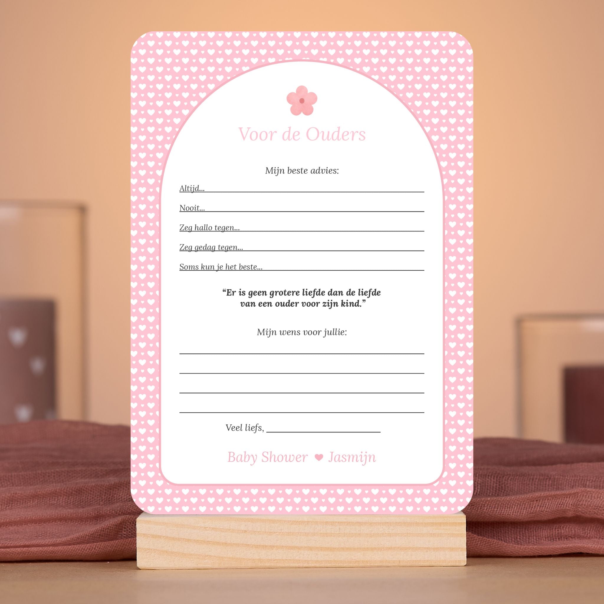 Voor de Ouders kaart met witte hartjes op roze achtergrond en bloemaccent – sfeervolle setting met babyshower decoratie – Studio Miron