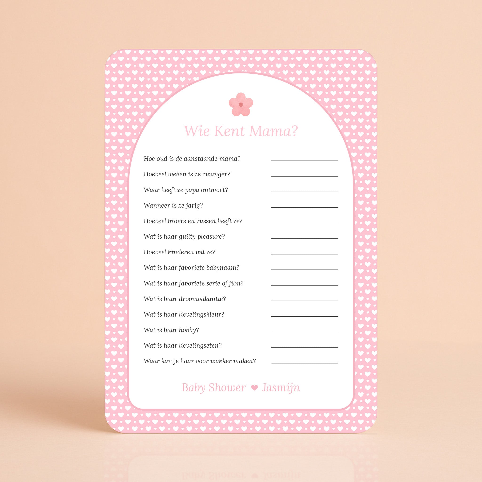 Wie kent Mama? kaart met witte hartjes op roze achtergrond en bloemaccent, gepersonaliseerd met naam – Studio Miron